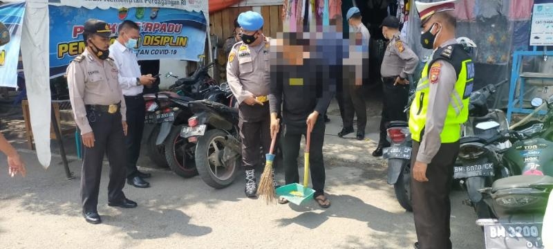 Langgar Prokes, Sejumlah Warga Tembilahan Langsung Sidang Ditempat dan Jalani Hukuman